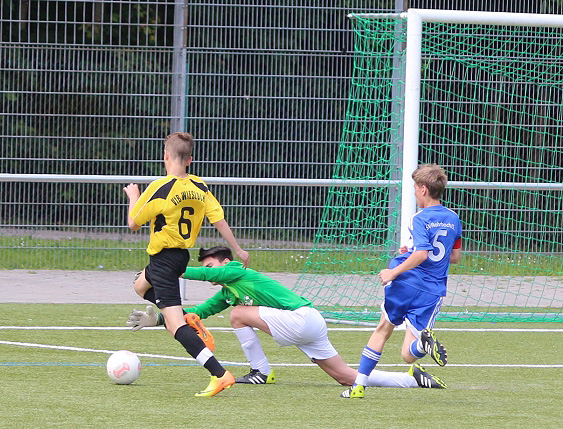 SV-Keeper Kambiz Khazei verhindert einen weiteren Wieslocher Treffer