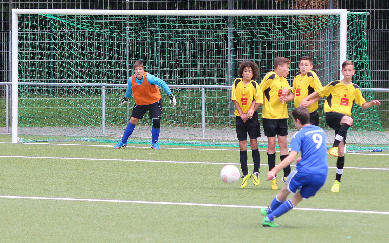 Philipp Öhler scheitert per Freistoss