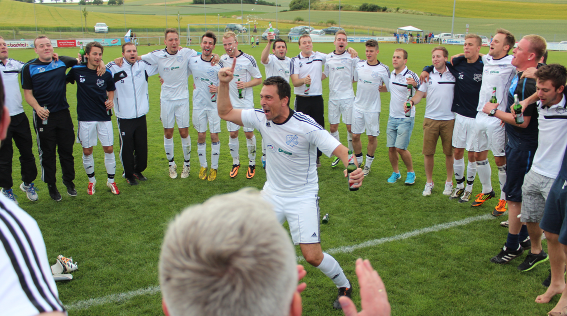 Ausgelassene Aufstiegsfeier der Kürnbacher auf dem Spielfeld