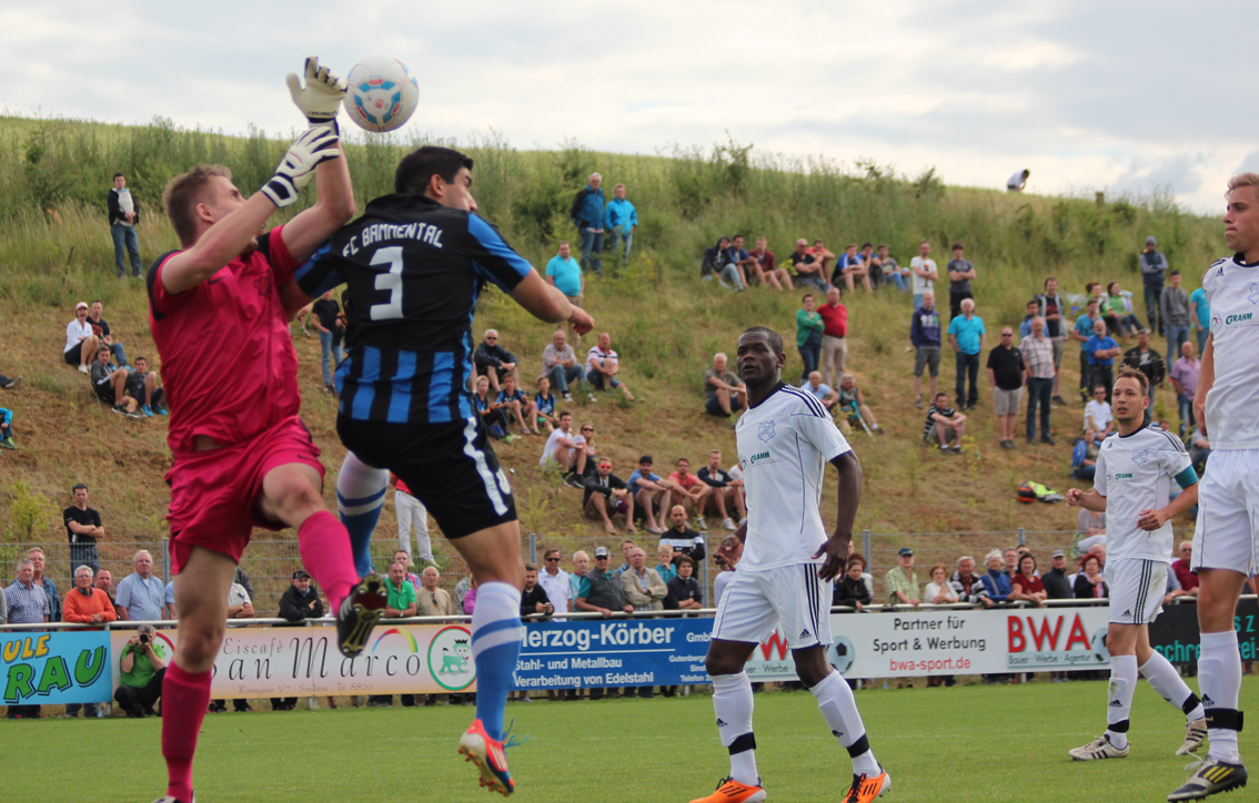 TSV-Keeper Fesenbeck klärt vor FC-Spieler Wehrmaker