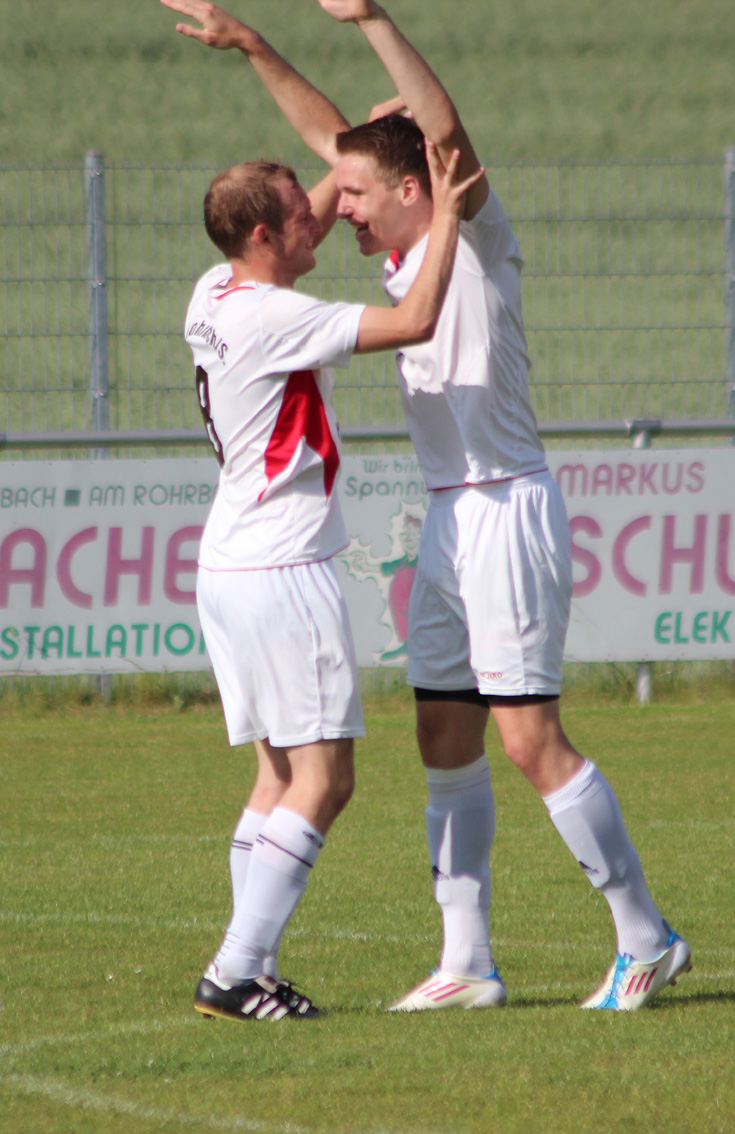 Jonas Scheurer (re.) beim Torjubel über seinen 100. Treffer