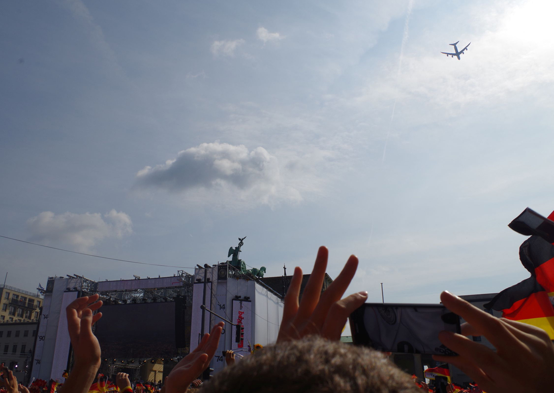 Die Weltmeister im Anflug über der Fanmeile