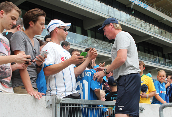 Trainer Markus Gisdol beim Autogramme schreiben