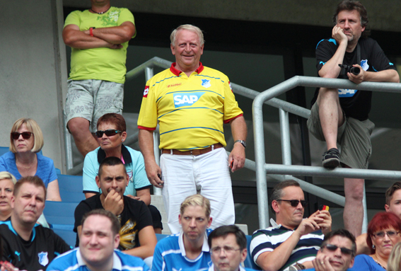 Rohrbachs Abteilungsleiter Fußball Jürgen Kistler präsentiert das neue Auswärtstrikot