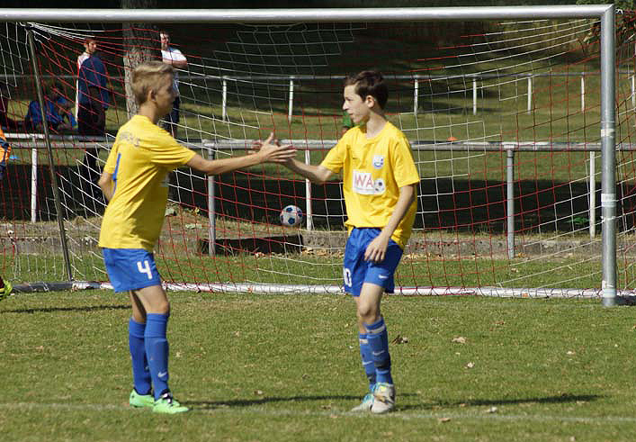 Luca Schinkmann und Dennis Bauer freuen sich über einen Torerfolg