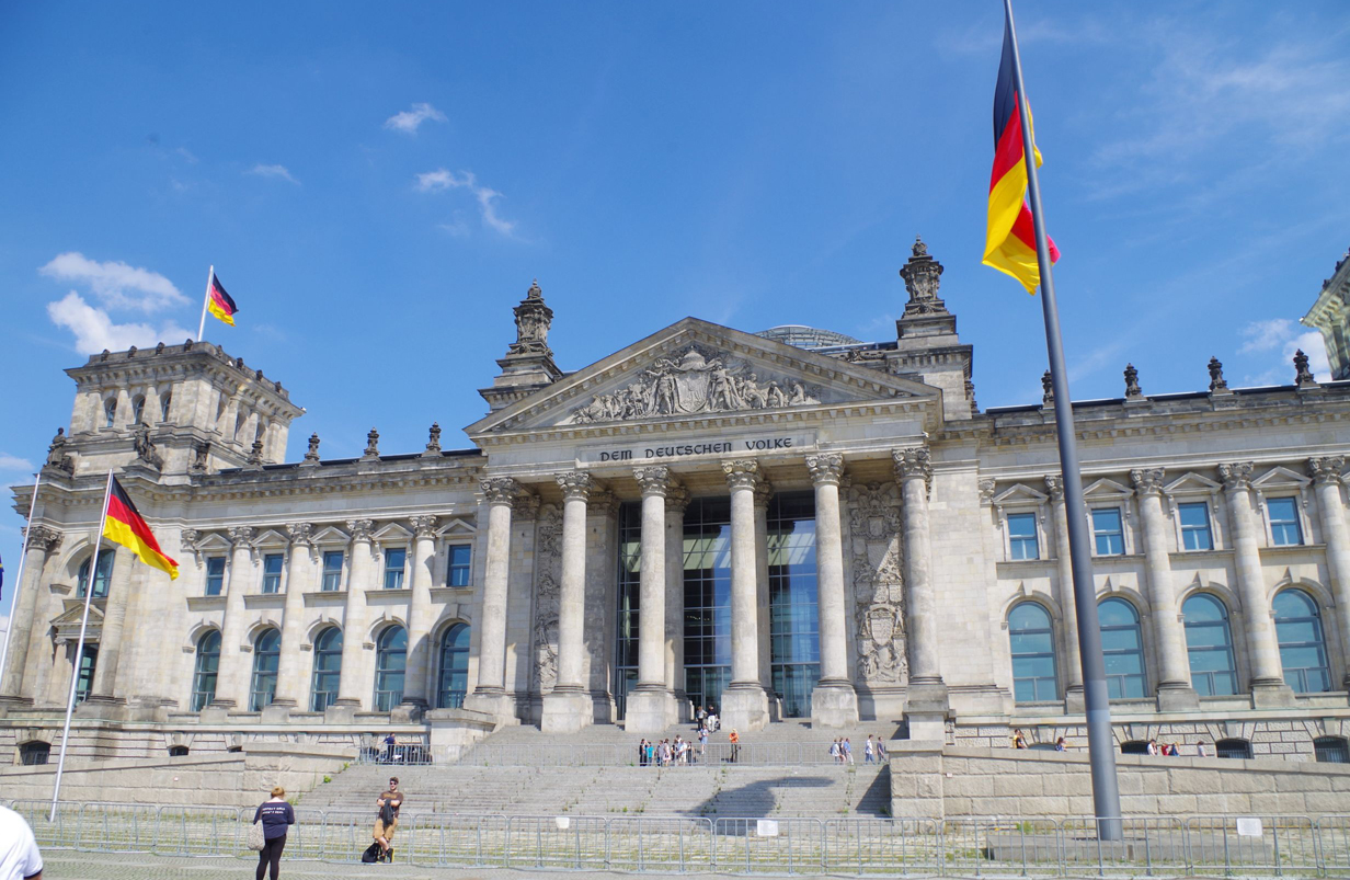 Die Ruhe vor dem Fanansturm vor dem Berliner Reichstag am frühen Morgen