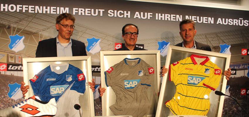 Die neuen Trikots im Glasrahmen