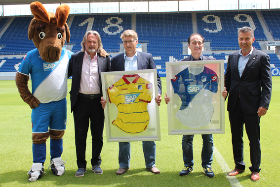 Trikotübergabe Spielfeld