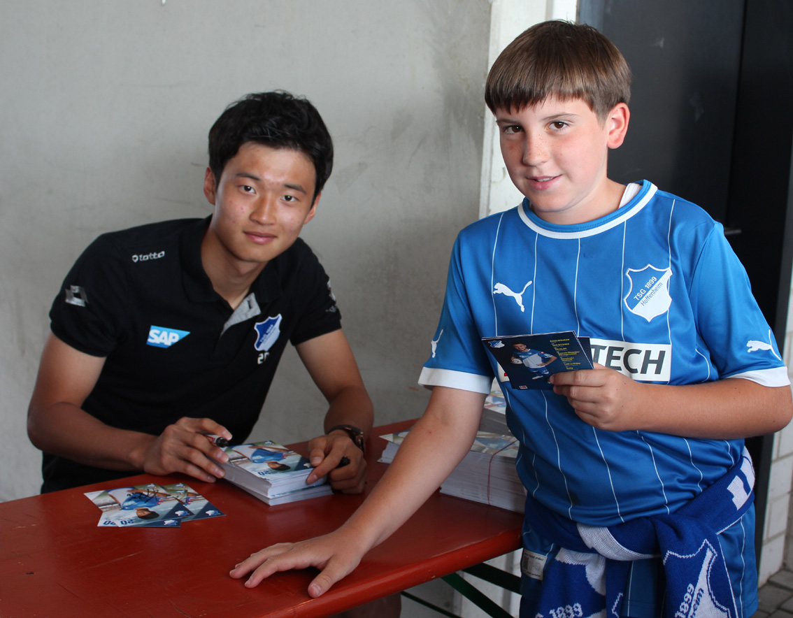 Jin-Su Kim erstmals beim Autogramme schreiben für den neuen Verein