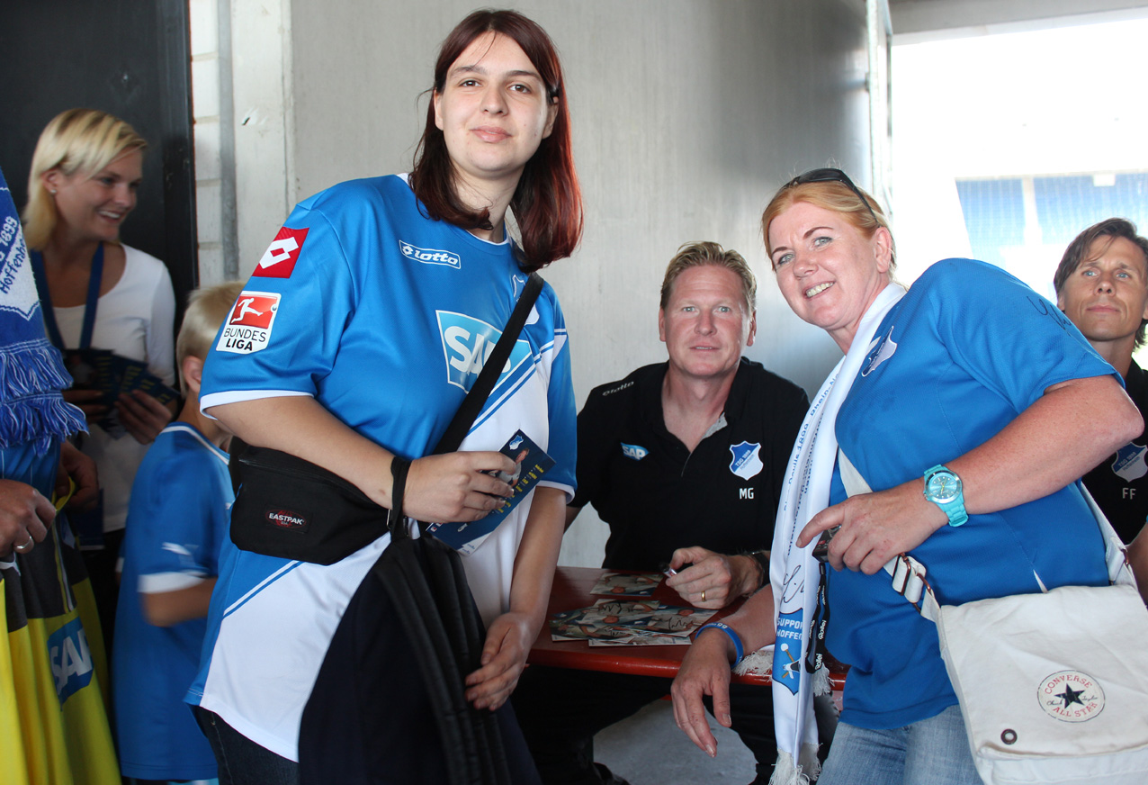 Begehrte Autogramme von Trainer Markus Gisdol