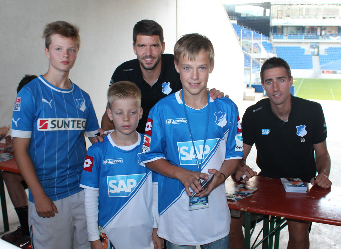 Herdling und Casteels mit drei Dührener-Hoffe-Fans