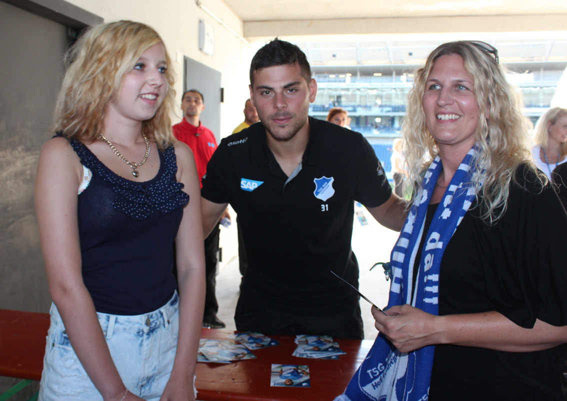 Kevin Volland zwischen zwei hübschen TSG-Fans