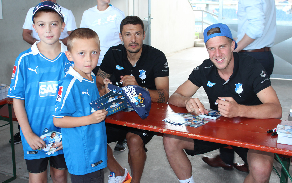 Die zwei kleine Hoffe-Fans freuen sich über die Unterschriften von Sejad Salihovic und Sven Schipplock