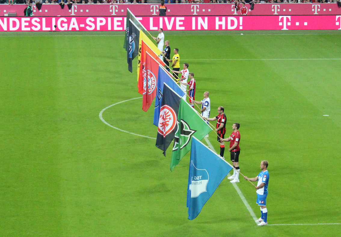 Fahnenparade zum Ligaauftakt
