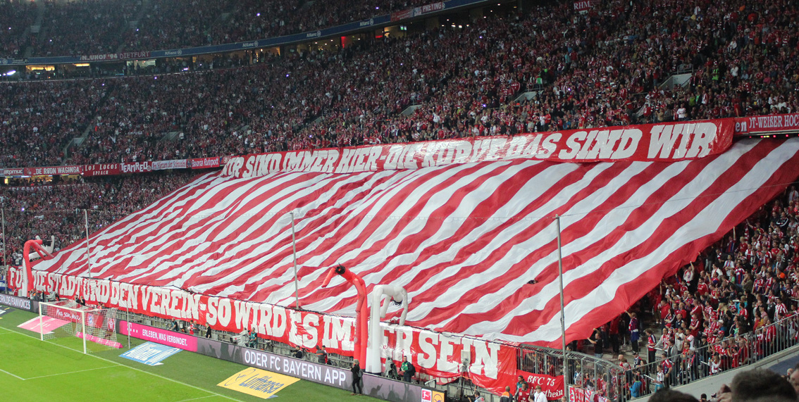 Rot-Weiße Chorographie in der Bayern-Fankurve