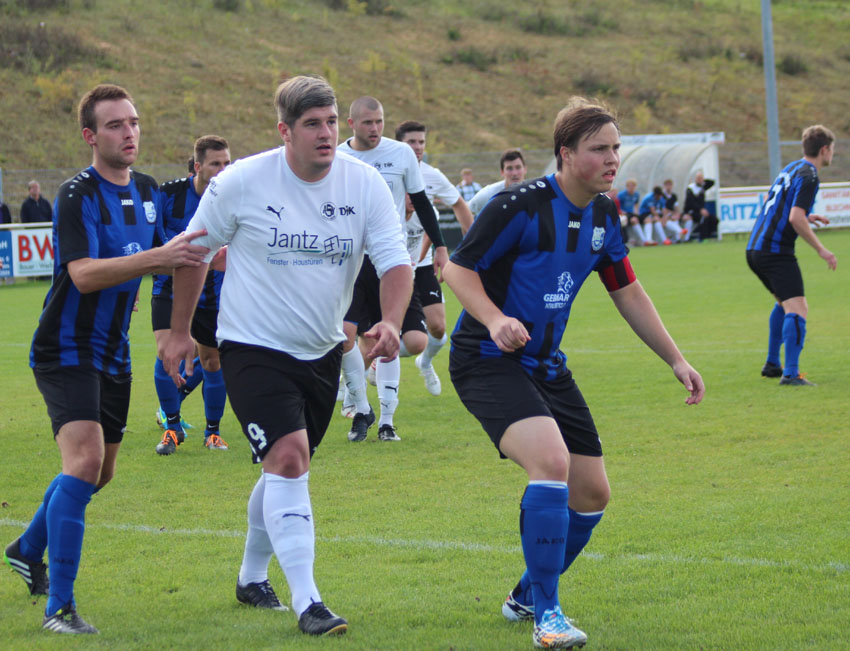 Eppelheims Fetzer (Mitte) erzielte den 1:1 Ausgleich