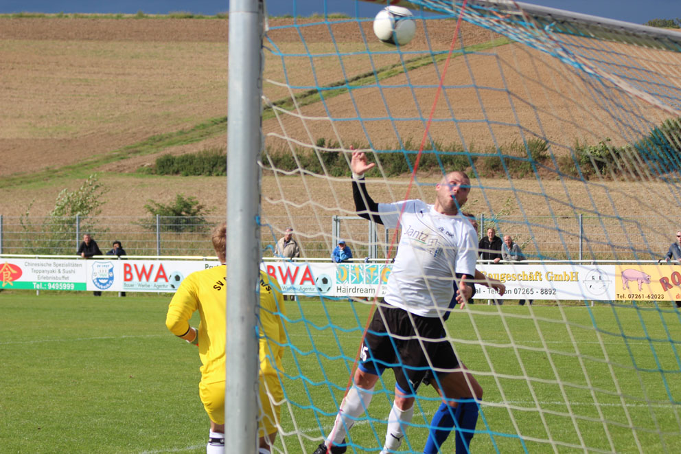 Eine verunglückte Flanke schlägt ein zum 2:1 für Eppelheim