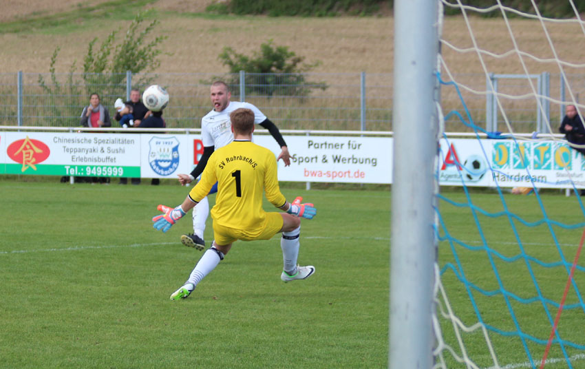 Der Epelheimer Angreifer schießt knapp am langen Eck vorbei
