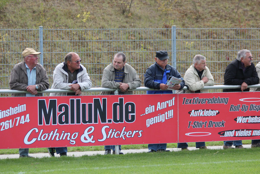 Wenig erfreuliche Gesichter beim SV-Anhang nach der ersten Heimniederlage