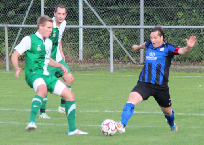 Rico Unser klärt vor Jonas Scheurer