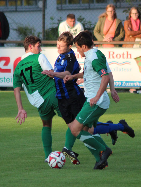 Jörg Wetzel wird in die Zange genommen