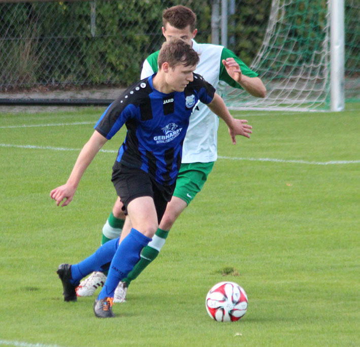 Jörn Wetzel schirmt den Ball geschickt ab