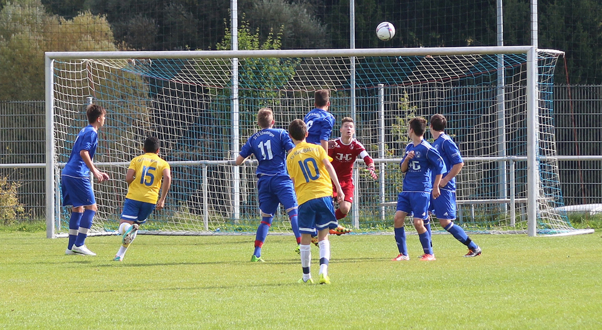 Dennis Bauer (Nr. 10) zirkelt den Freistoss ...