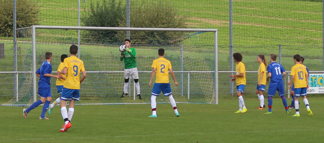 Kambiz Khazei fängt eine Distanzschuss sicher