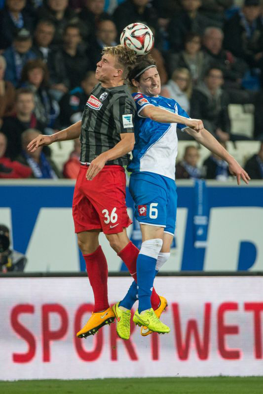 Sebastian Rudy (re.) beim Kopfballduell