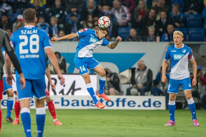 Elyounoussi beim Kopfball
