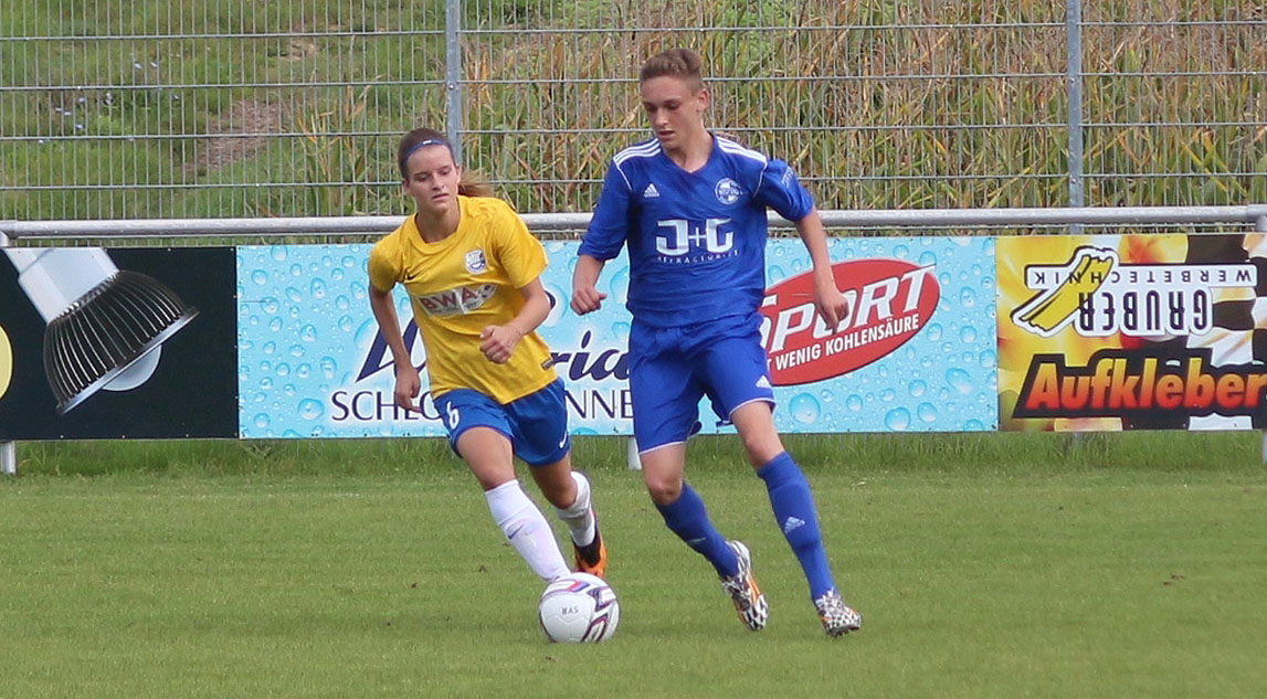 Laura Schinkmann im Laufduell mit einem Gegenspieler