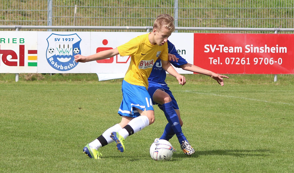 Nick Miller im Zweikampf