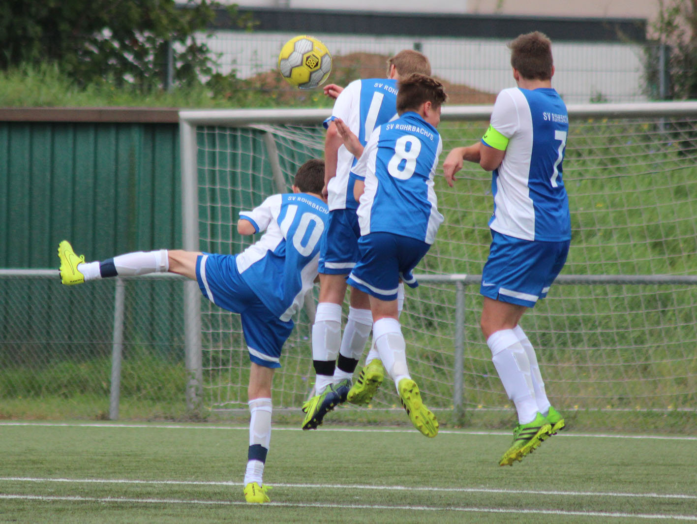 Mit vereinten Kräften wehren die SV-ler einen Schuss ab