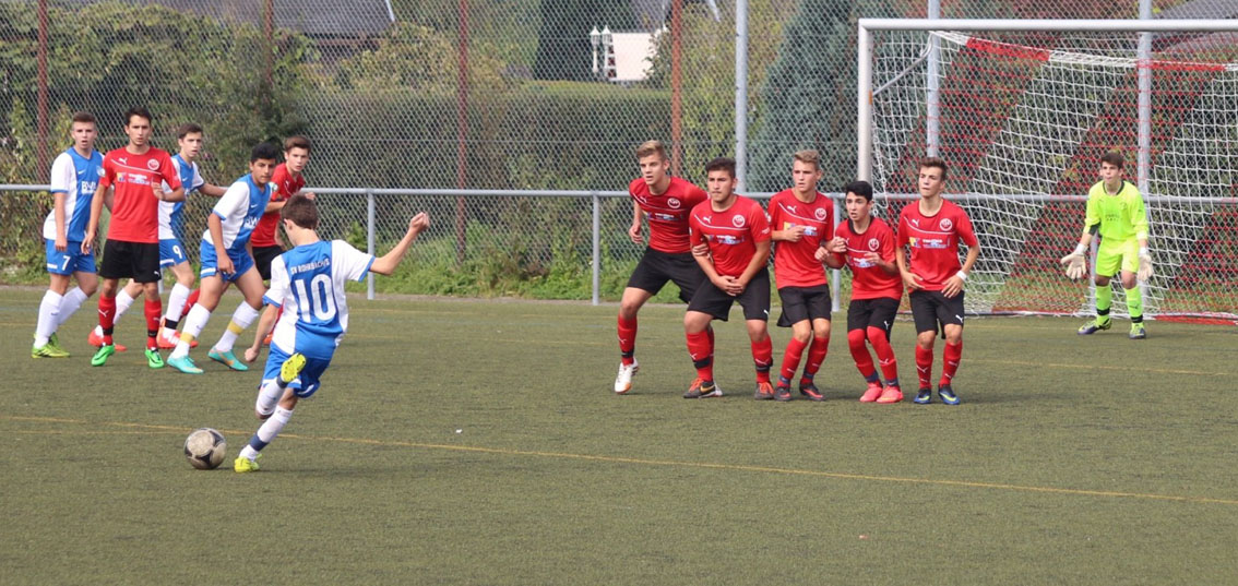 Dennis Bauer beim Freistoss