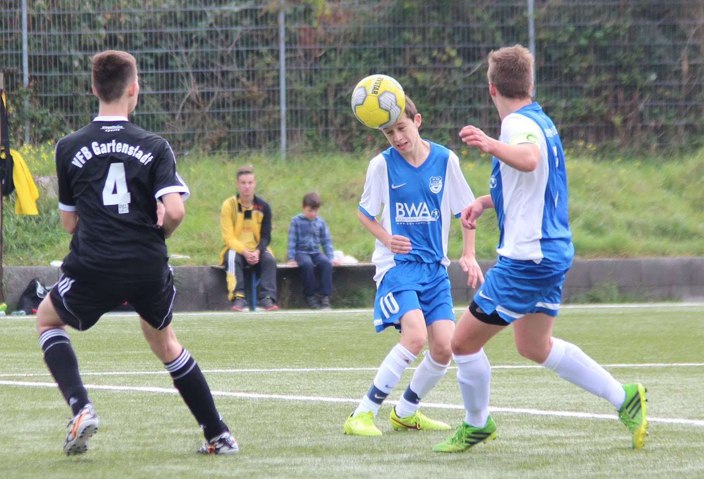 Dennis Bauer klärt per Kopf