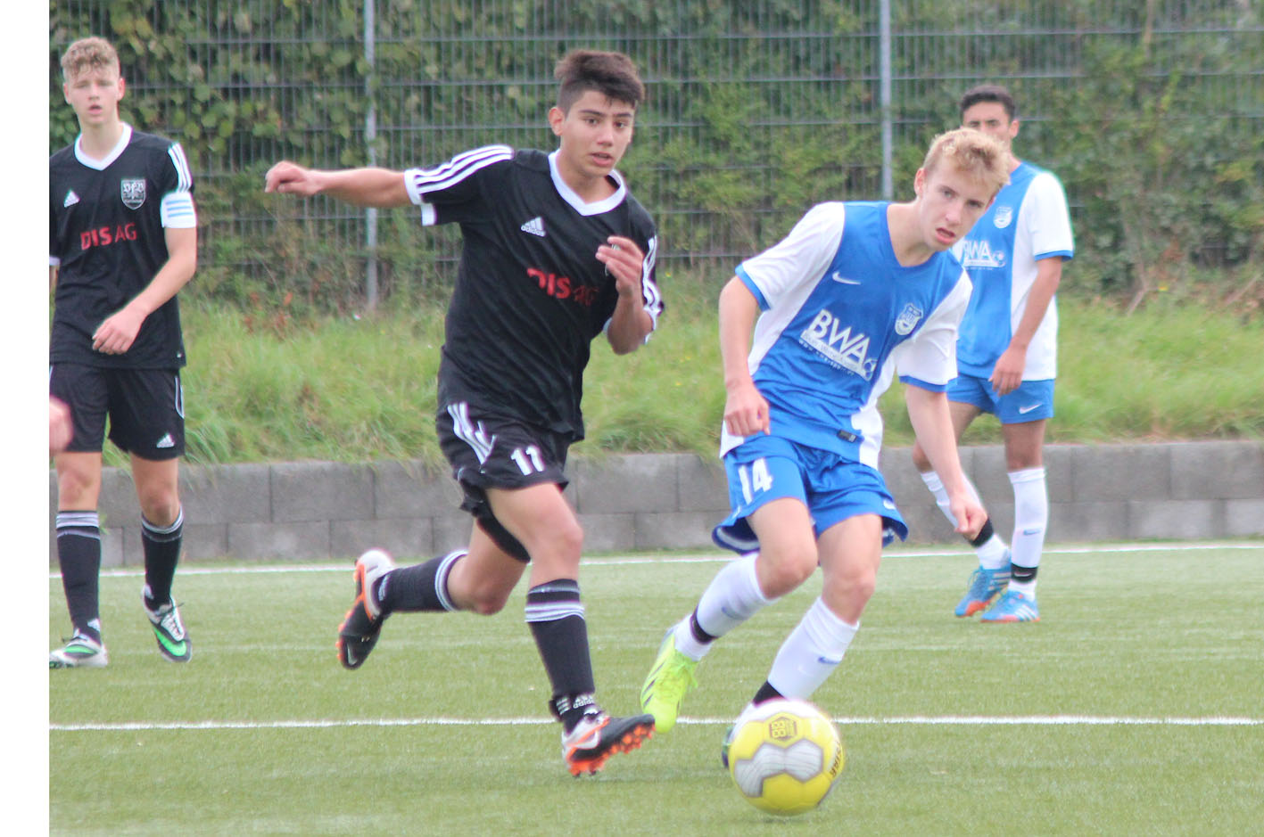 Nick Miller (re.) in der Spielöffnung