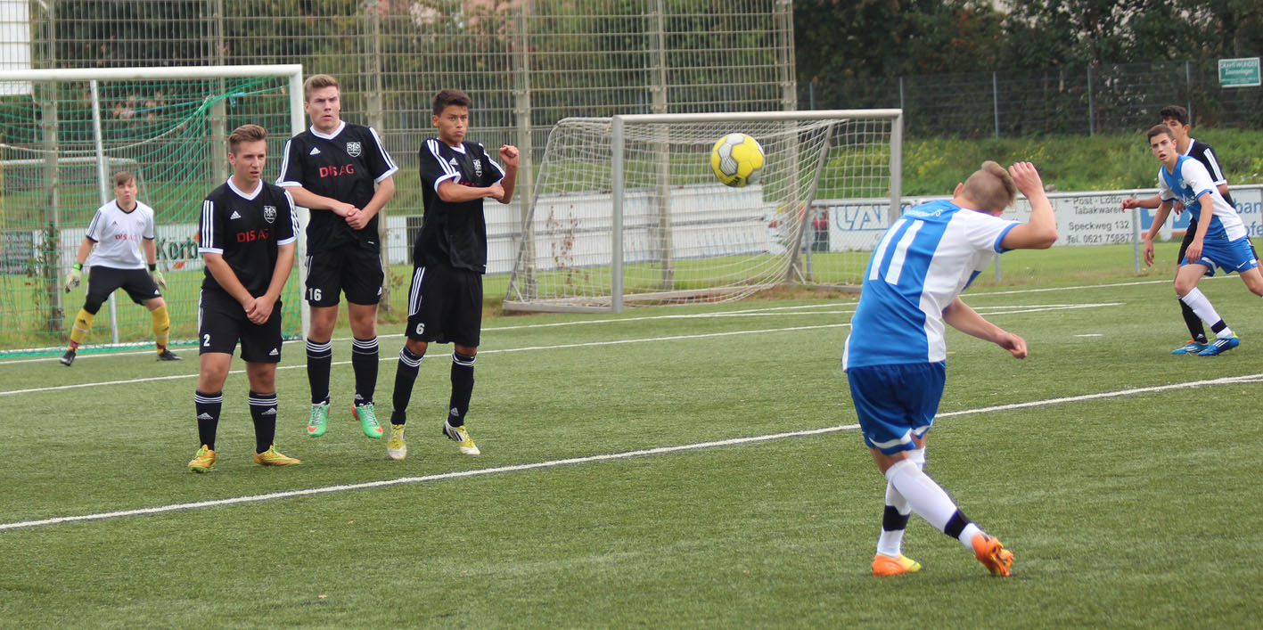 Moritz Klein beim Freistoss