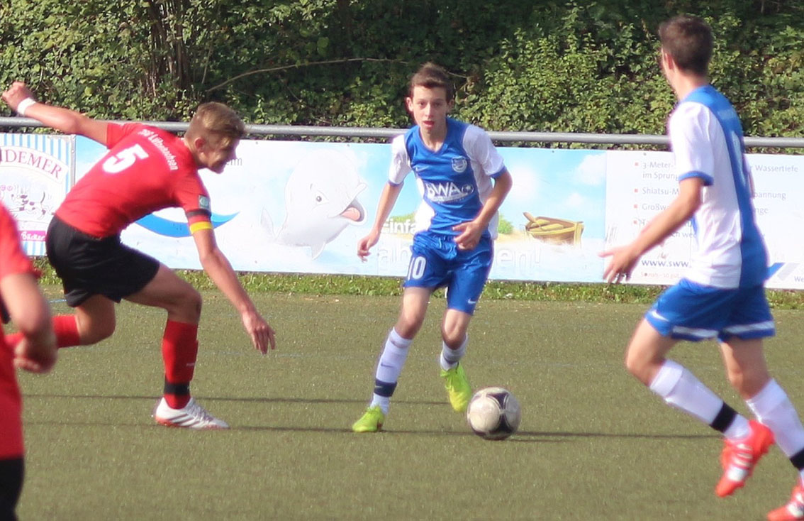 Dennis Bauer im Aufbauspiel, rechts Philipp Öhler