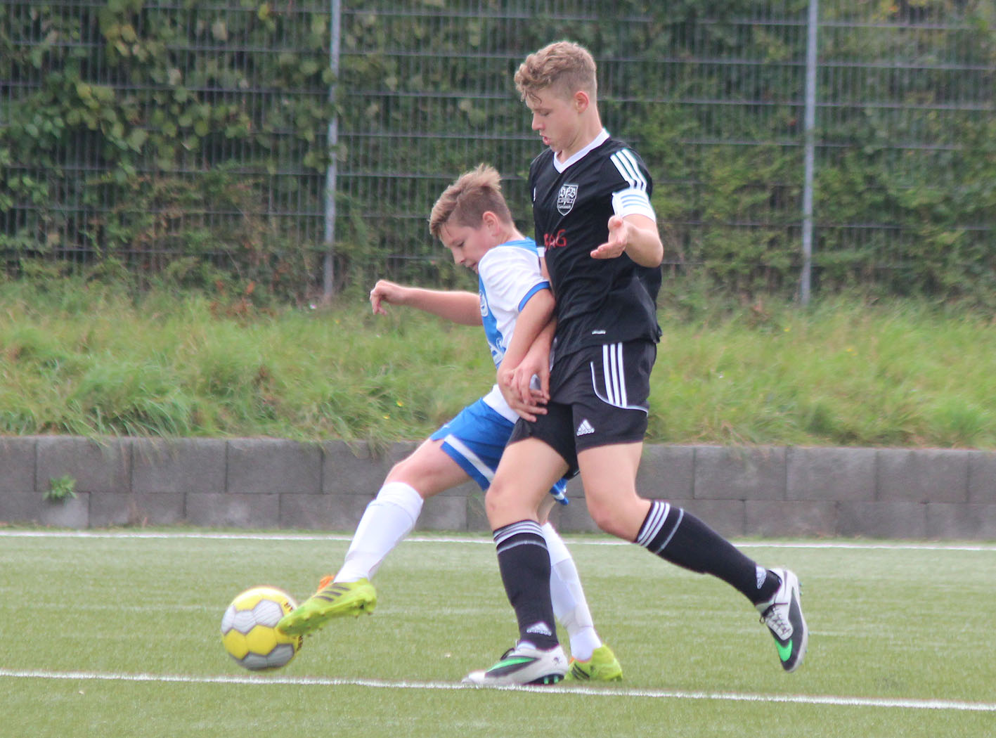 Nils Reißfelder (li.) schirmt den Ball geschickt ab