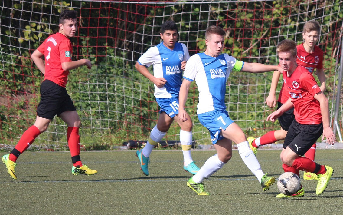 Marcel Sjutsch versucht einen Angriff einzuleiten, hinten Sindi Saler