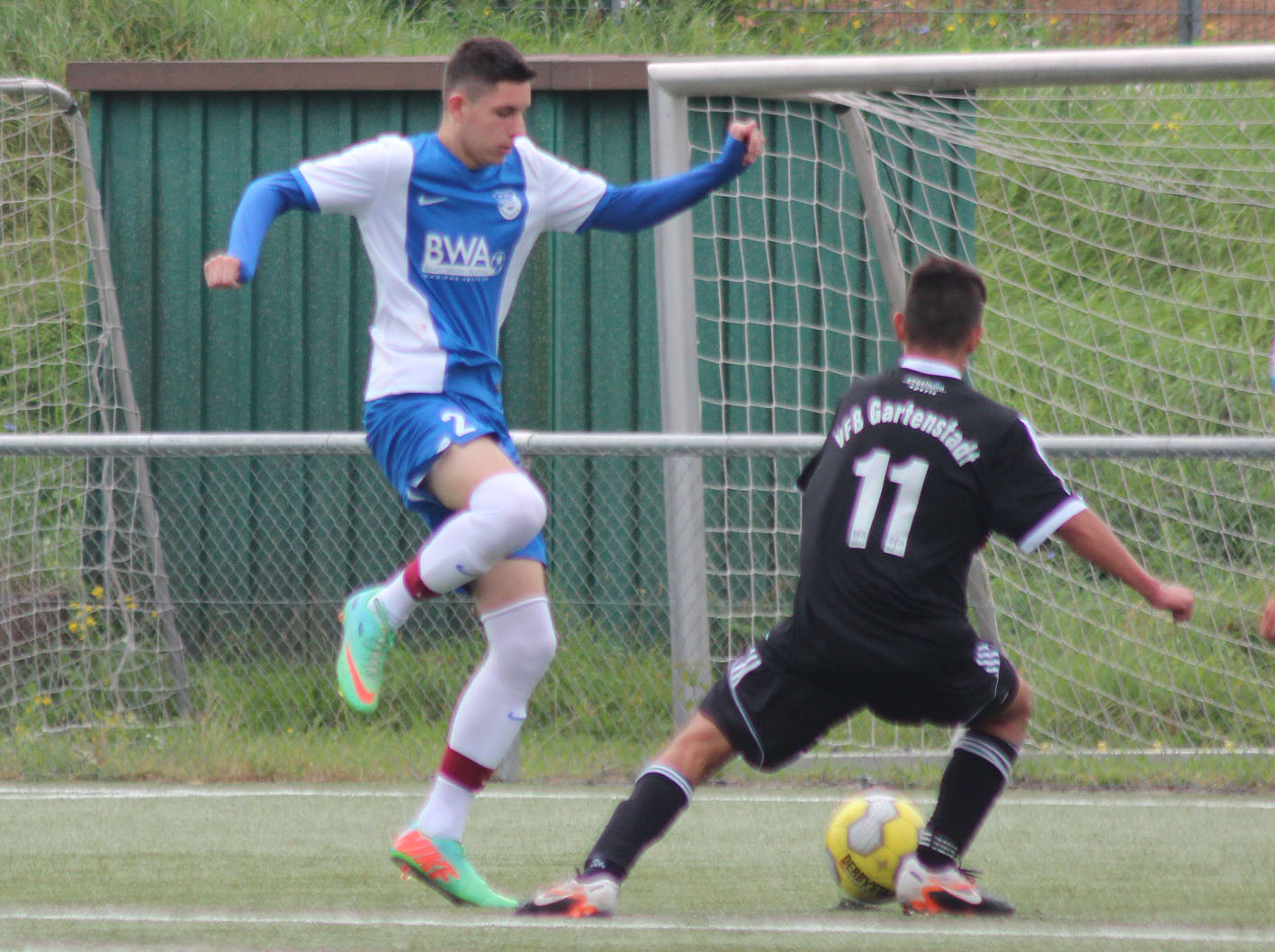 Patrick Hartmann befördert den Ball aus der Gefahrenzone