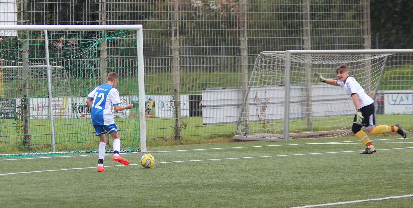 Josia Kuhr erzielt einen Treffer, der wegen Abseits aberkannt wurde
