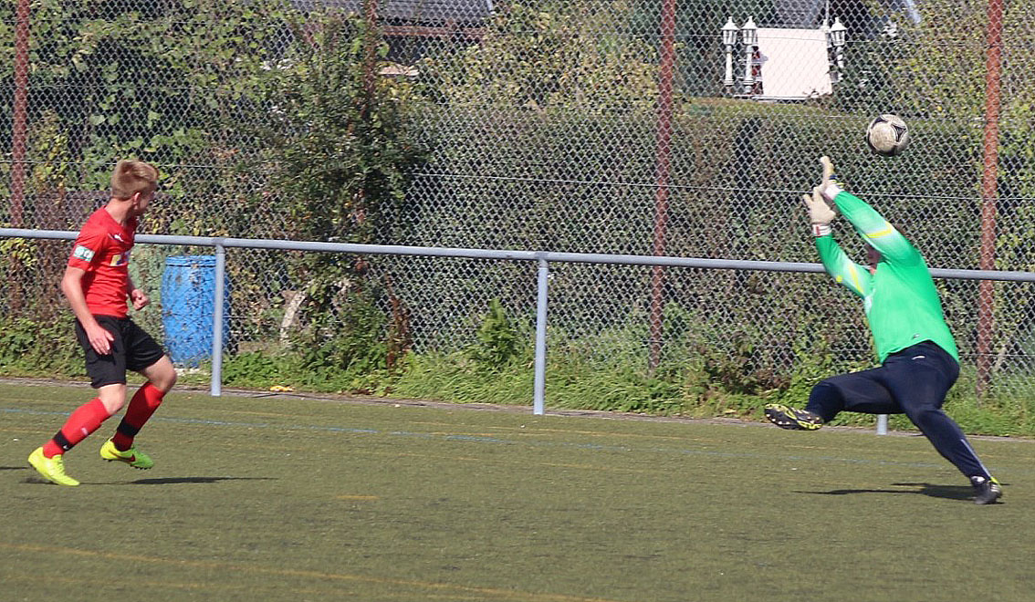 SV-Keeper Lucas Diekmann verhindert mit glänzender Parade einen Gegentreffer