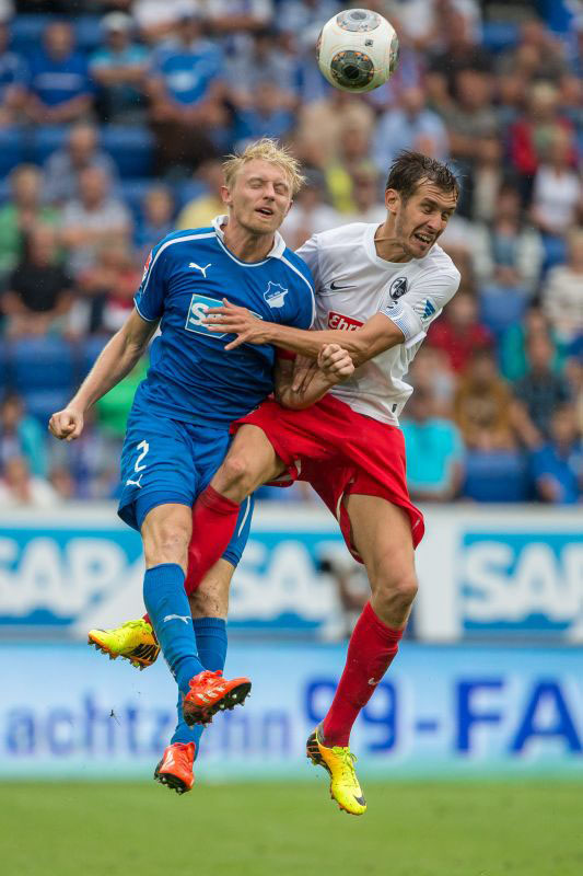 Andreas Beck beim Kopfballduell
