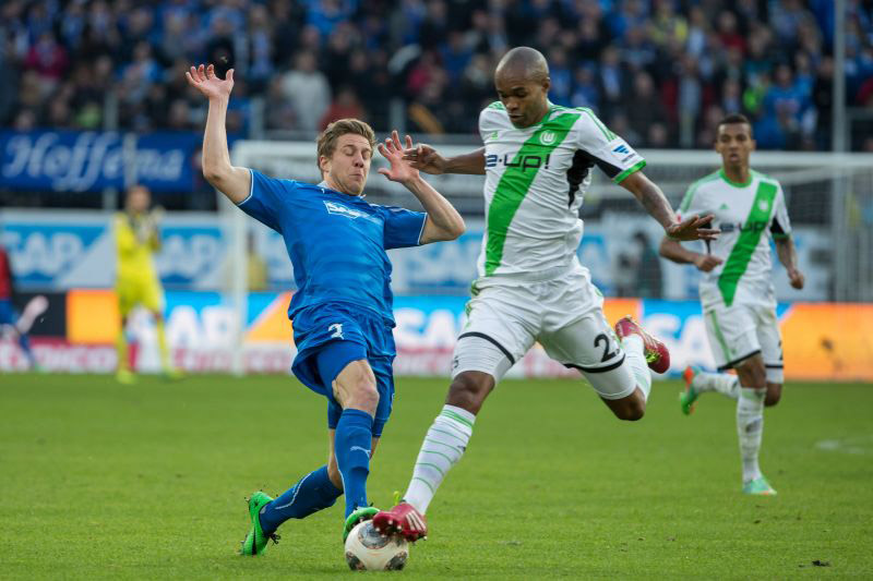 Sven Schipplock gegen Wolfsburgs Naldo