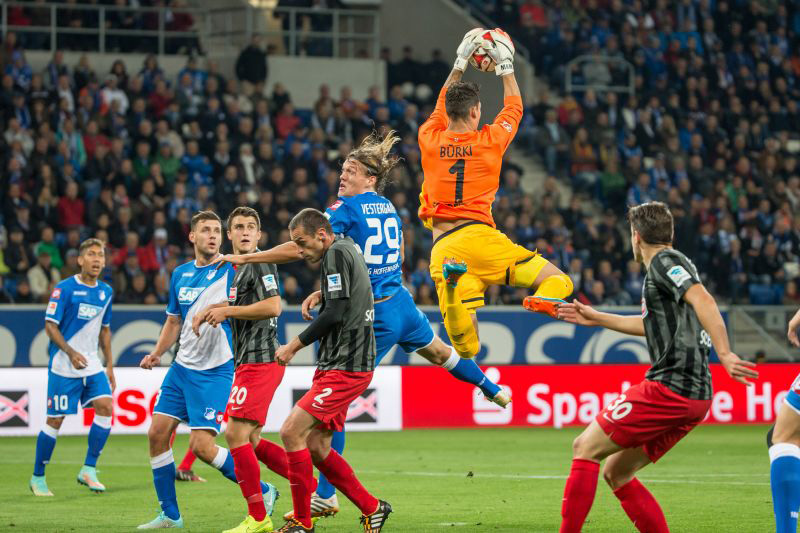 Freiburgs Keeper entschärft einen Hoffenheimer Angriff