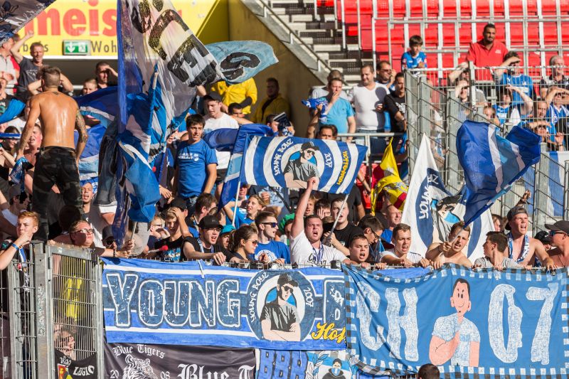 Der Auswärtssieg im Derby wird gefeiert