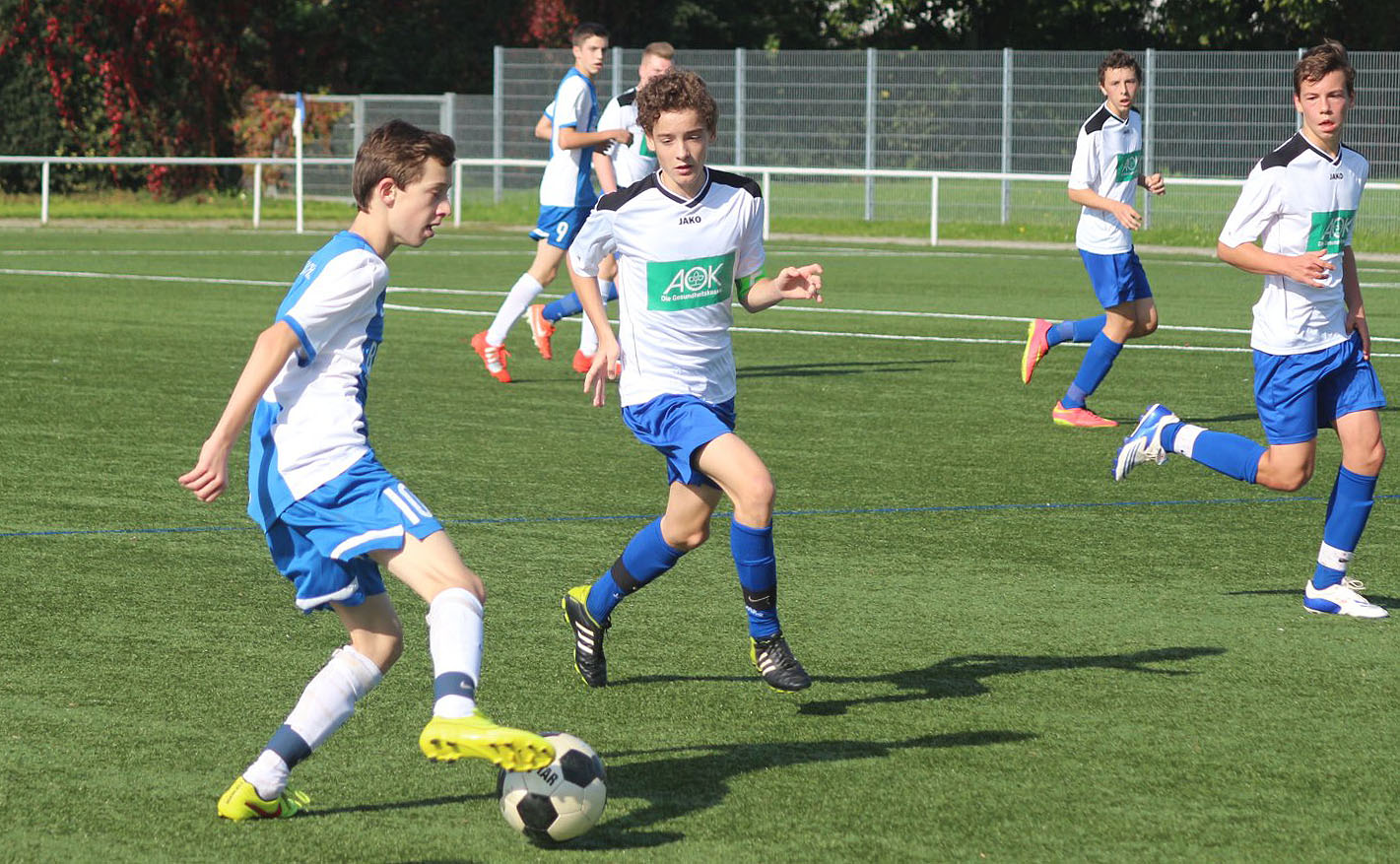 Dennis Bauer gleich gegen mehrere Gegenspieler