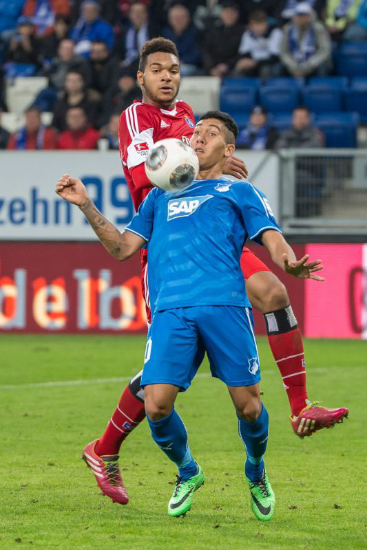 Firmino behauptet sich gegen einen HSV-Gegenspieler
