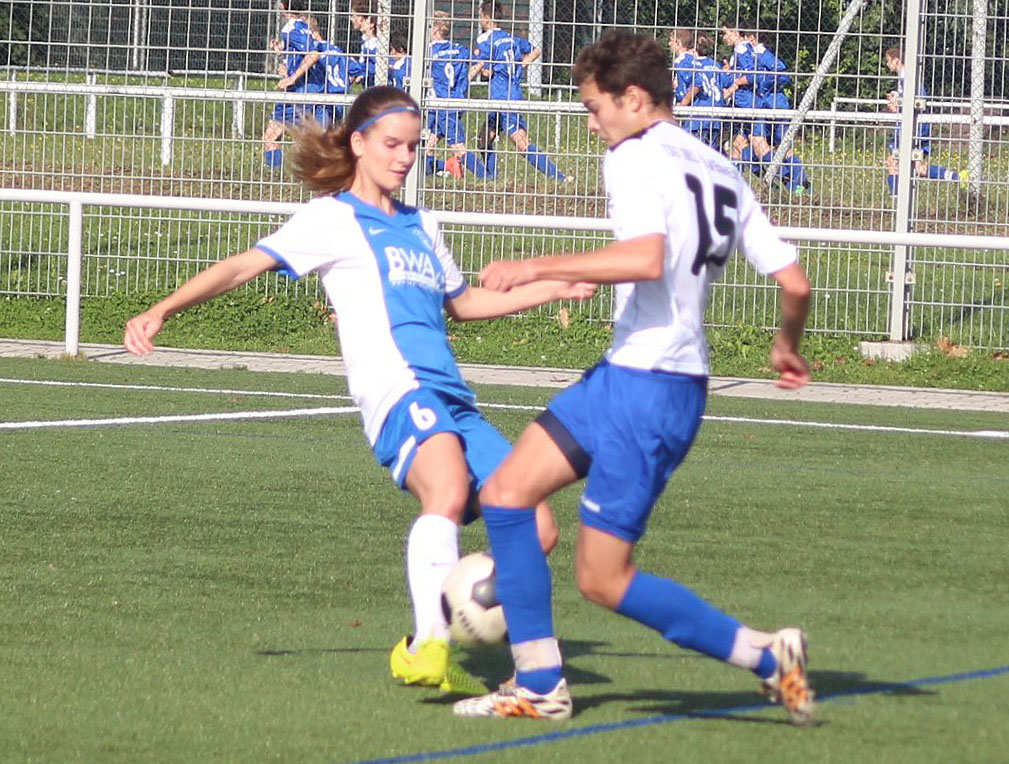 Laura Schinkmann im Zweikampf